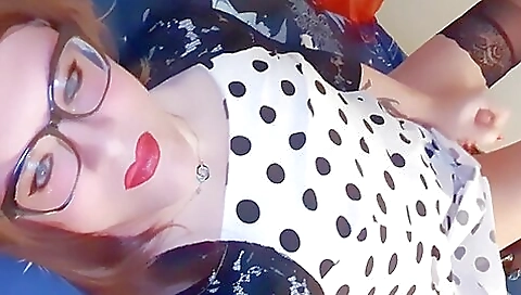 Red-haired amateur woman masturbates in the bedroom