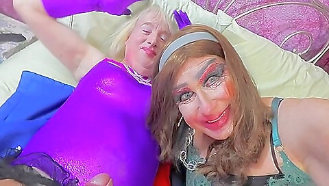 Blonde brunette plays with her boyfriend and gets a facial