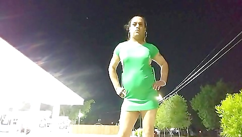 Solo porn shows an amateur brunette in public and outdoor